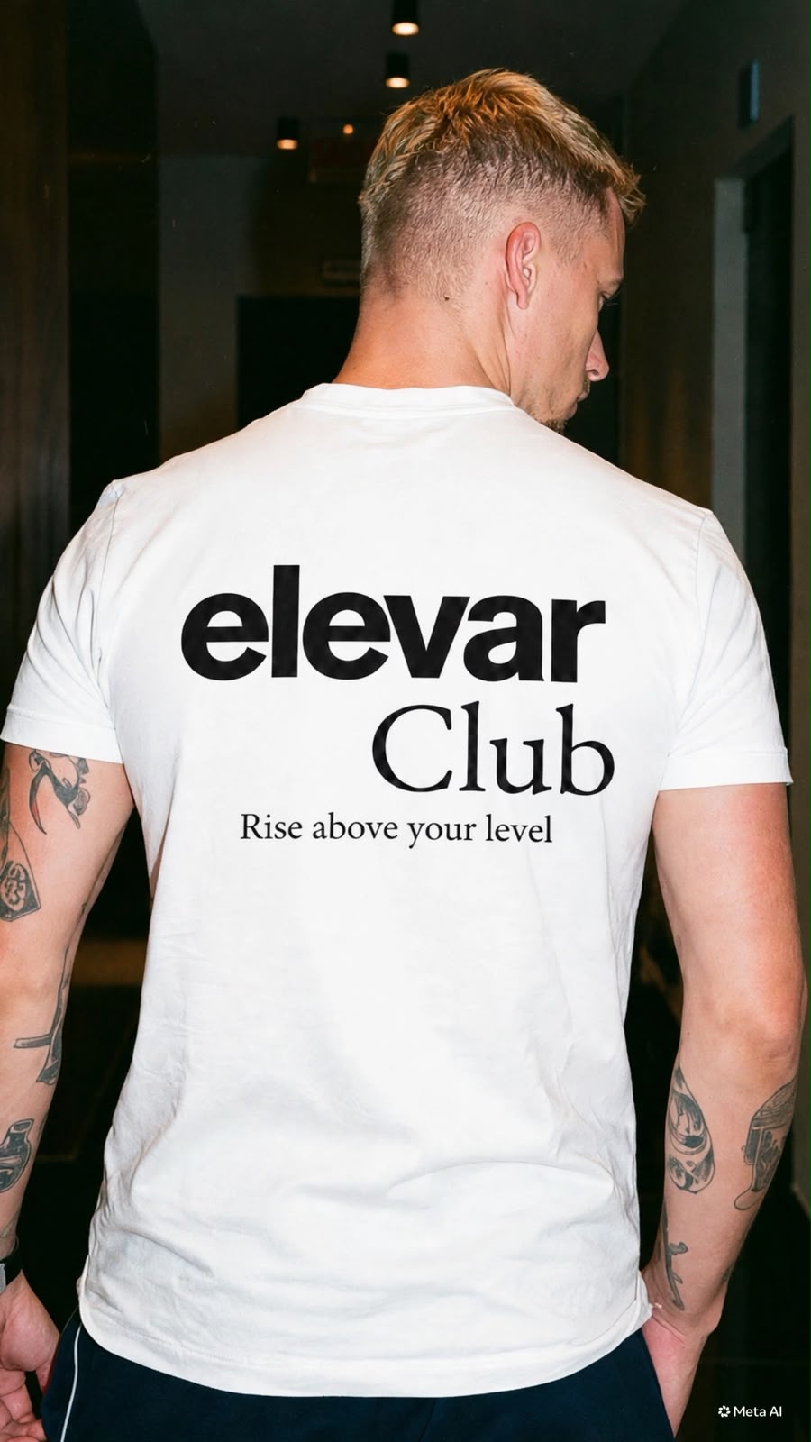 Homem vestindo uma camiseta do Elevar Club